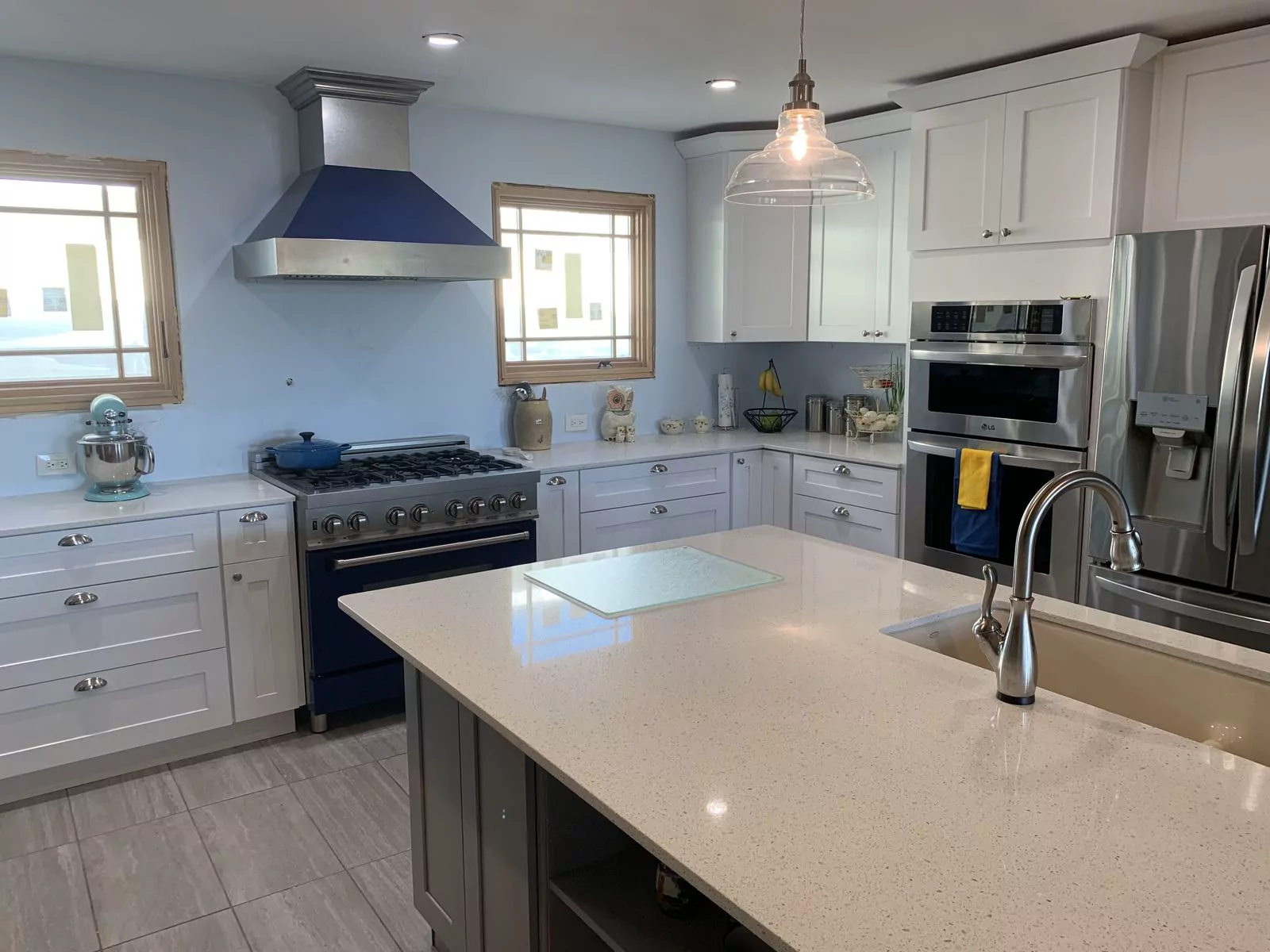 Farmhouse kitchen by The Flip Fixer